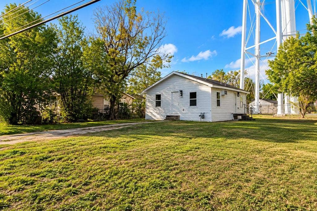 1301 E Grove Street, Kaufman, TX 75142 1301 E Grove Street, Kaufman, TX 75142