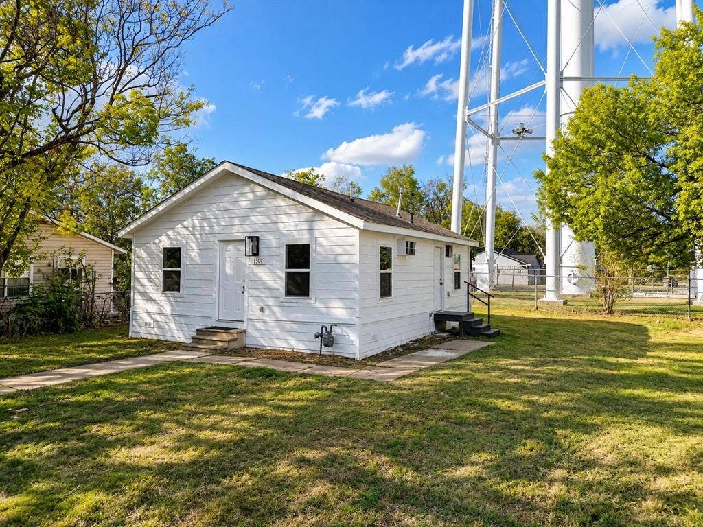 1301 E Grove Street, Kaufman, TX 75142 1301 E Grove Street, Kaufman, TX 75142