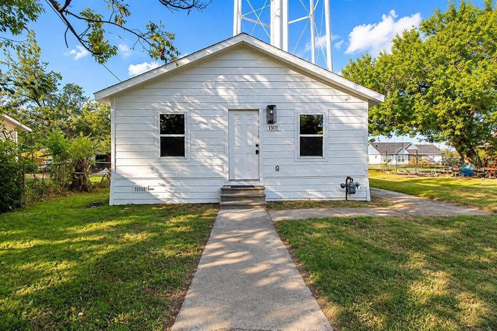1301 E Grove Street, Kaufman, TX 75142 1301 E Grove Street, Kaufman, TX 75142
