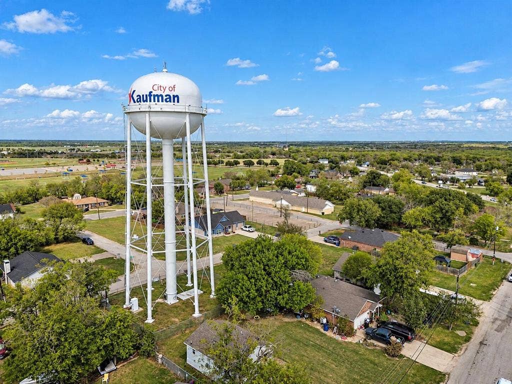 1301 E Grove Street, Kaufman, TX 75142 1301 E Grove Street, Kaufman, TX 75142
