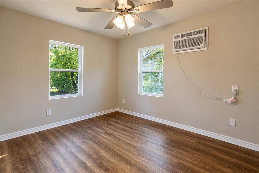 1301 E Grove Street, Kaufman, TX 75142 1301 E Grove Street, Kaufman, TX 75142