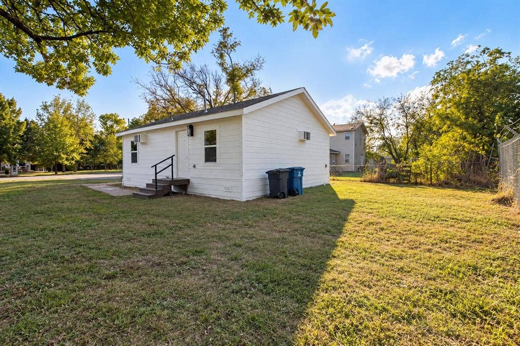 1301 E Grove Street, Kaufman, TX 75142 1301 E Grove Street, Kaufman, TX 75142