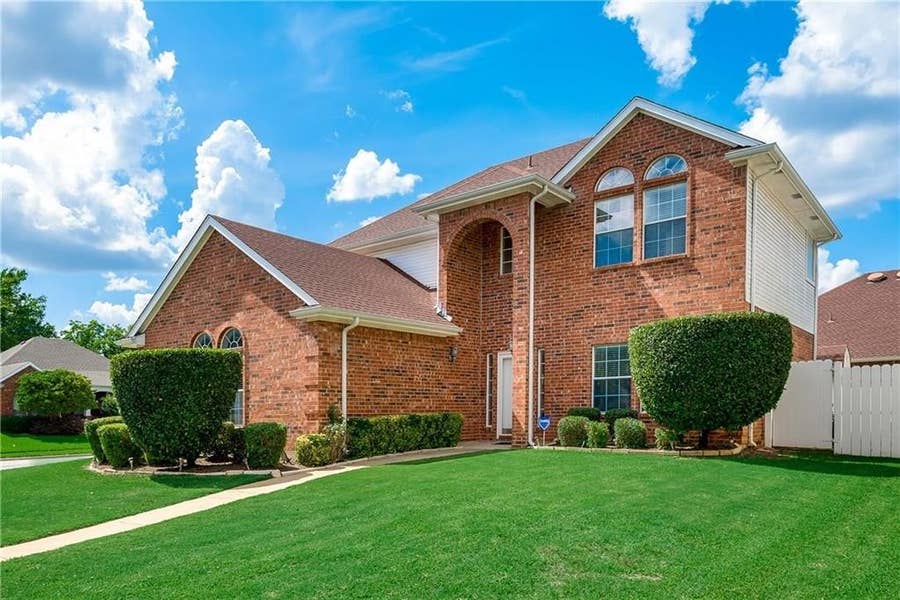 Property photo for 2609 Creekbend Drive, Arlington, TX