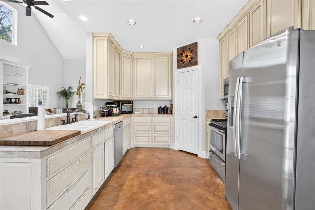 3241 Howard Road, Waxahachie, TX 75165 3241 Howard Road, Waxahachie, TX 75165