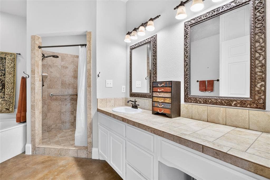 3241 Howard Road, Waxahachie, TX 75165 3241 Howard Road, Waxahachie, TX 75165