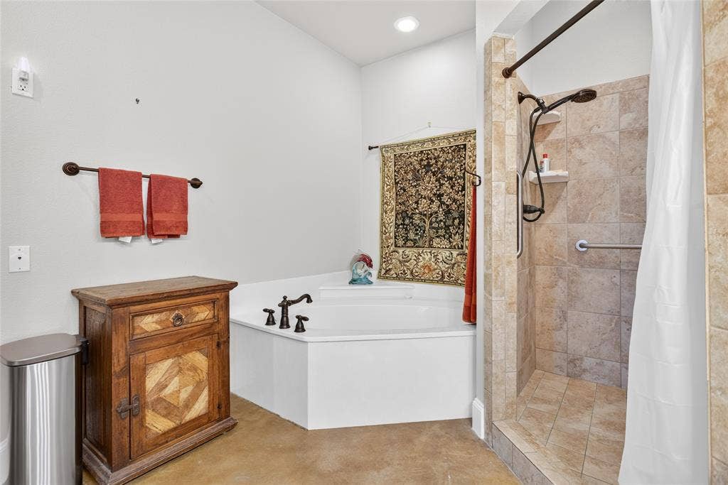 3241 Howard Road, Waxahachie, TX 75165 3241 Howard Road, Waxahachie, TX 75165