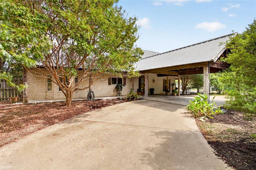 3241 Howard Road, Waxahachie, TX 75165 3241 Howard Road, Waxahachie, TX 75165