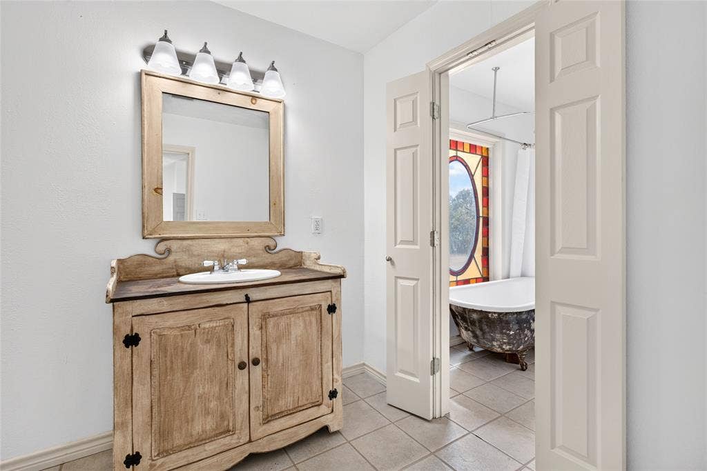 3241 Howard Road, Waxahachie, TX 75165 3241 Howard Road, Waxahachie, TX 75165