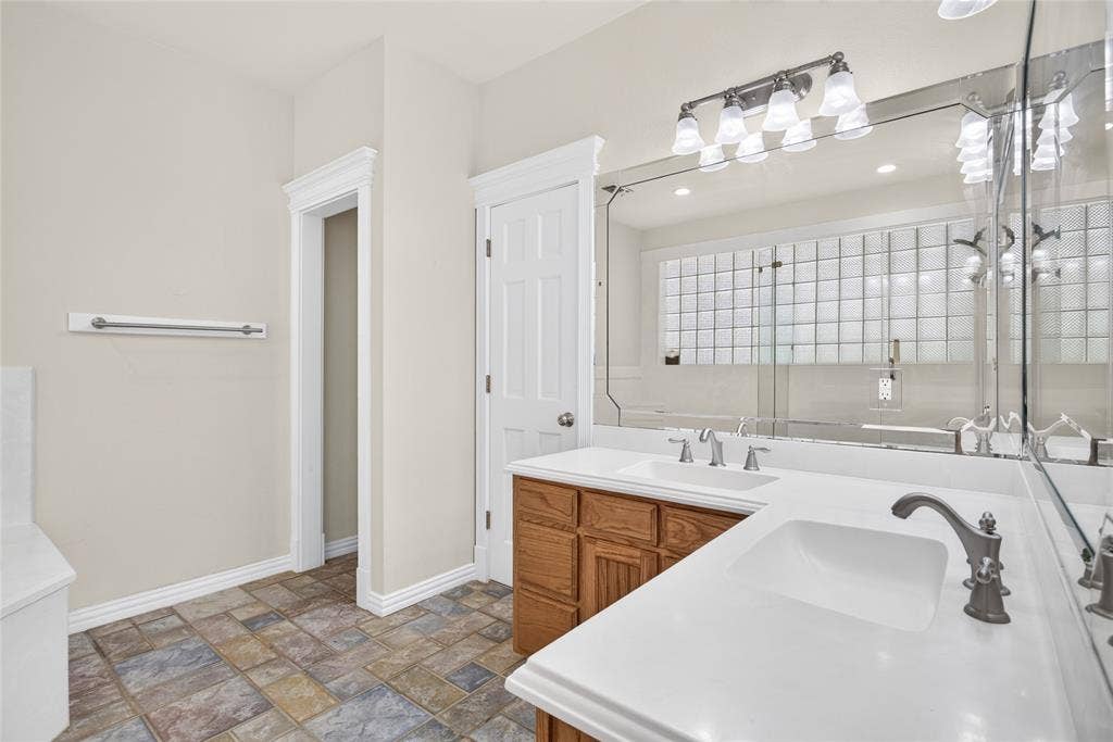 3241 Howard Road, Waxahachie, TX 75165 3241 Howard Road, Waxahachie, TX 75165