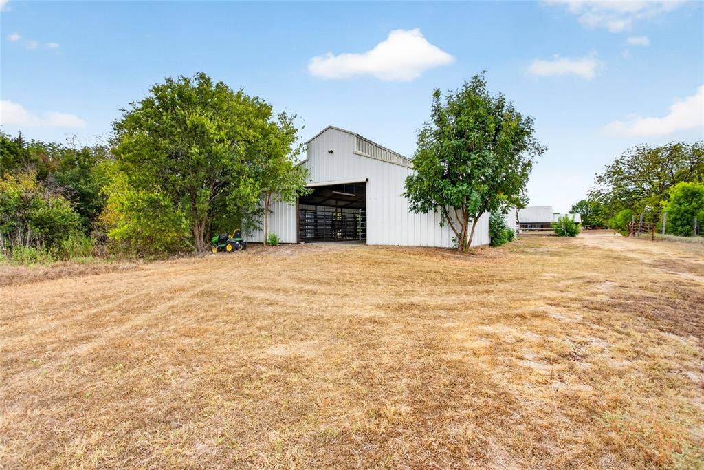 3241 Howard Road, Waxahachie, TX 75165 3241 Howard Road, Waxahachie, TX 75165