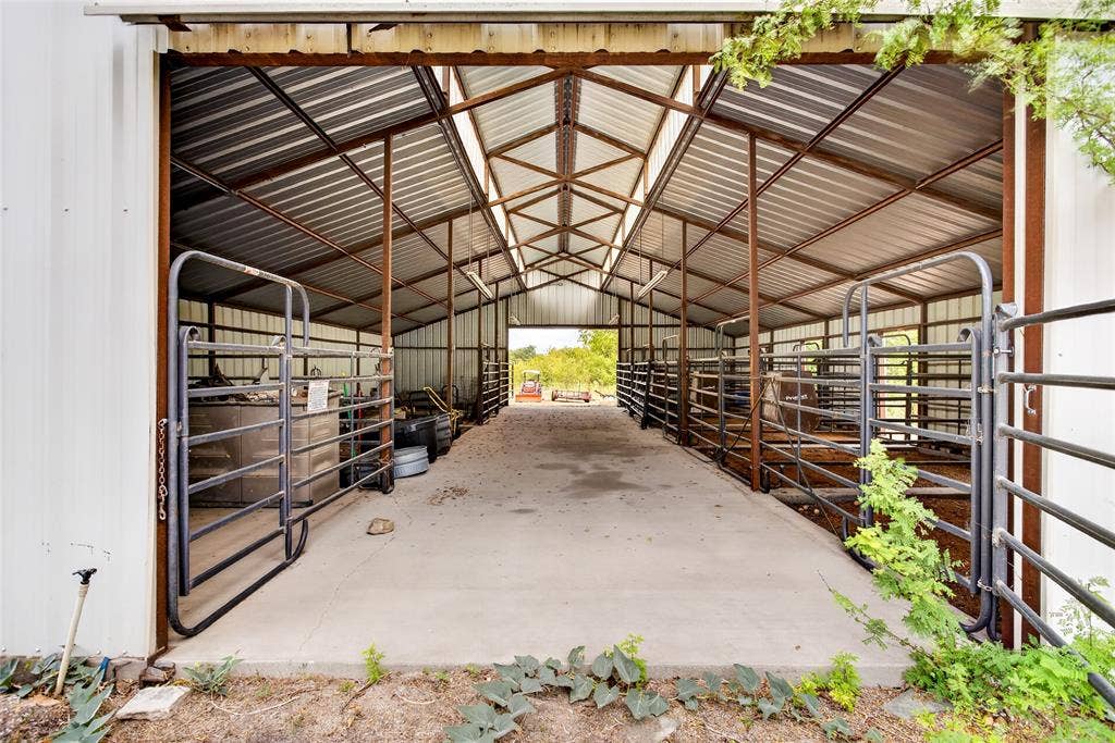 3241 Howard Road, Waxahachie, TX 75165 3241 Howard Road, Waxahachie, TX 75165