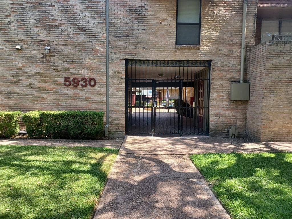 5930 Birchbrook Drive, #115, Dallas, TX 75206