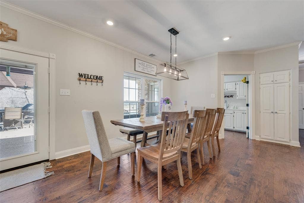 Huge eat in kitchen dining area