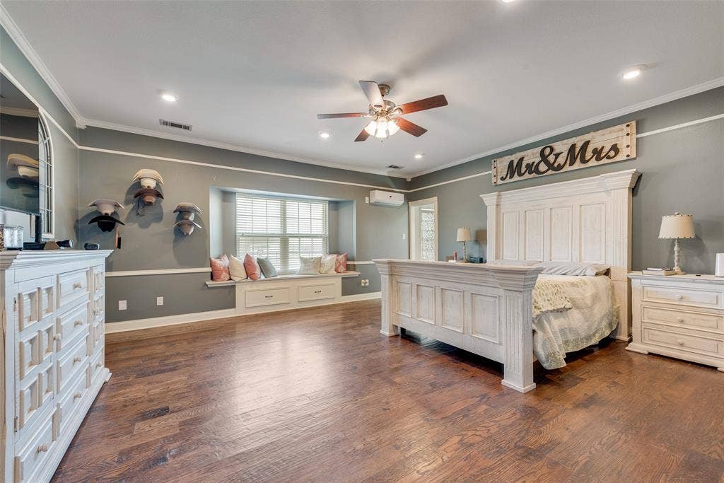 Very large primary bedroom