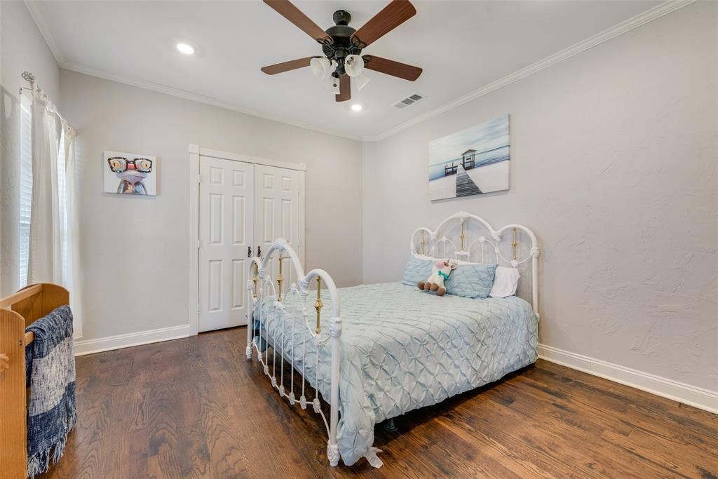 Spare bedroom downstairs or could be used as an office. Has a nice closet