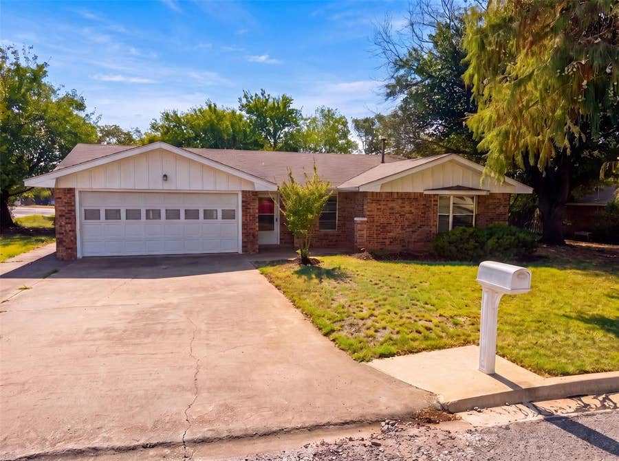 Property photo for 1509 Jefferson Street, Bowie, TX
