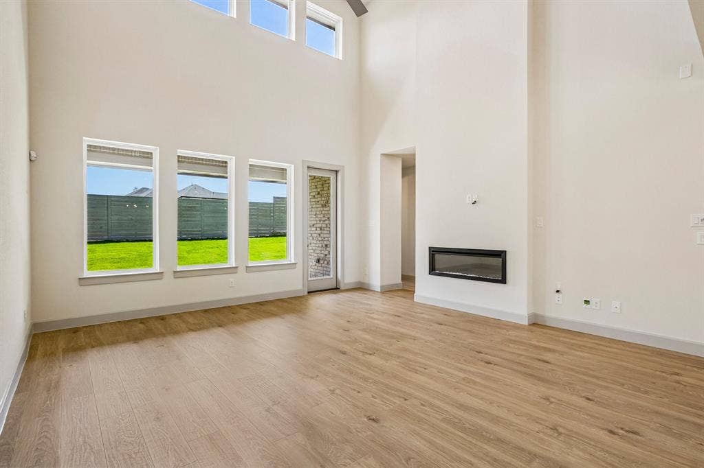 4733 Peary Lane, McKinney, TX 75071 Light, bright and airy, the entire family will love this wonderful family room!