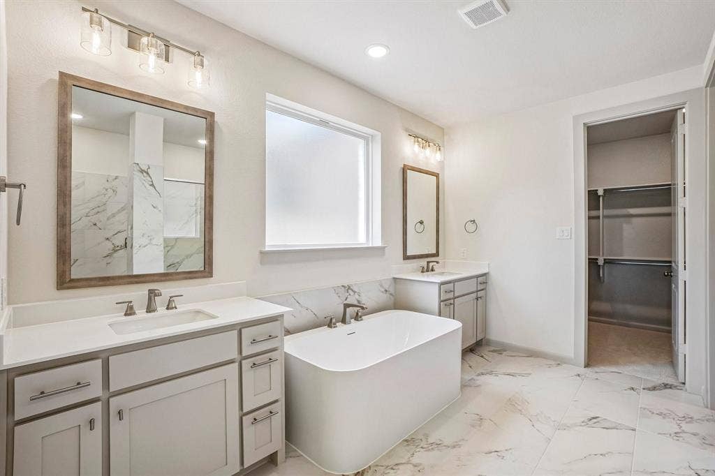 4733 Peary Lane, McKinney, TX 75071 Packed with style and plenty of room for two, your new owner's bath is the perfect place to start or end your day!
