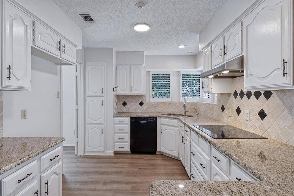 4063 Seabury Drive, Dallas, TX 75287 Granite counters, Kitchen Aid Convection oven and built in icrowave.