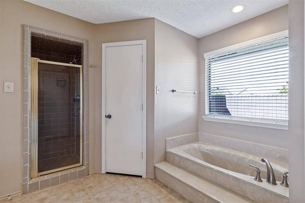 4063 Seabury Drive, Dallas, TX 75287 Separate walk in shower and soaking tub.