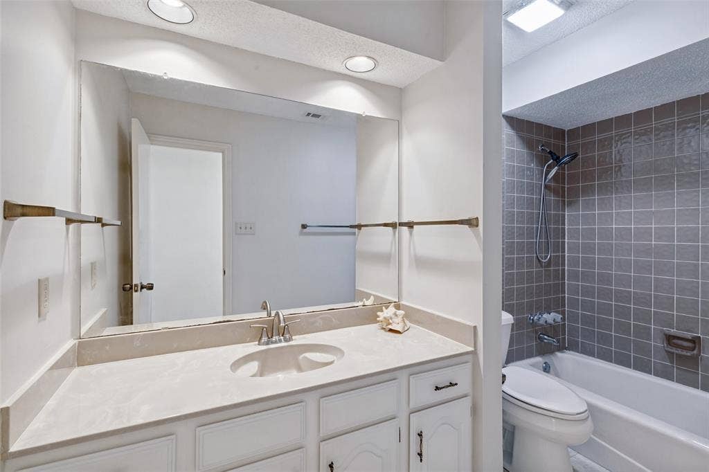 4063 Seabury Drive, Dallas, TX 75287 Secondary bathroom.