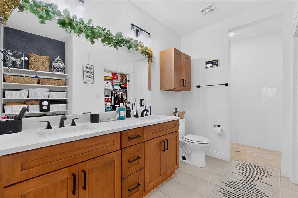 215 1/2 Aldridge Street, Waxahachie, TX 75165 Master bathroom