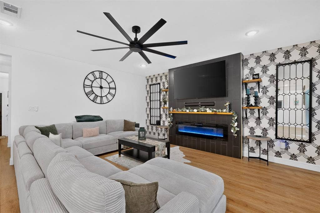 215 1/2 Aldridge Street, Waxahachie, TX 75165 215 1/2 Aldridge Street, Waxahachie, TX 75165