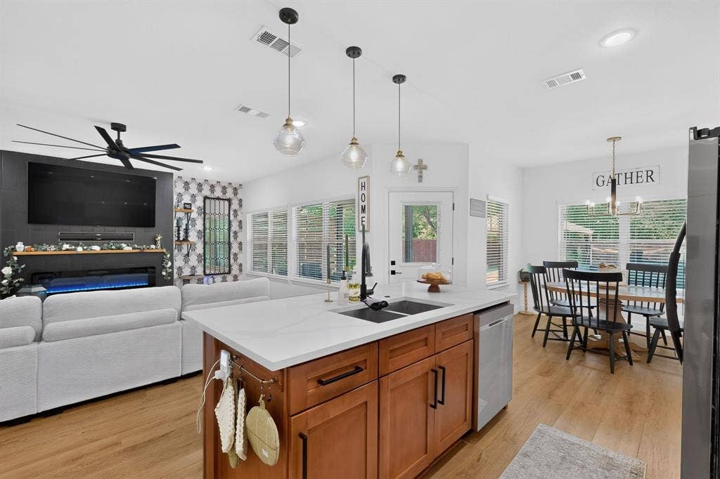215 1/2 Aldridge Street, Waxahachie, TX 75165 215 1/2 Aldridge Street, Waxahachie, TX 75165