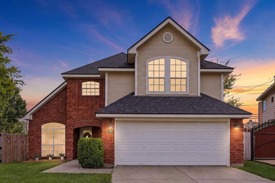 Property photo for 900 Blossomwood Court, Arlington, TX