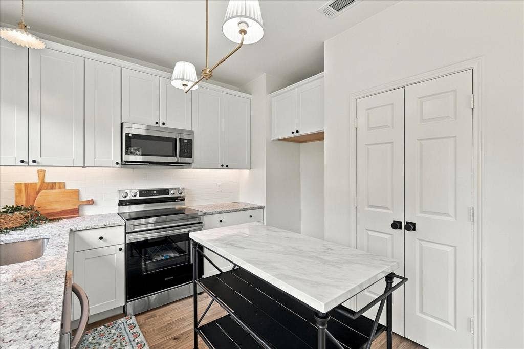 900 Blossomwood Court, Arlington, TX 76017