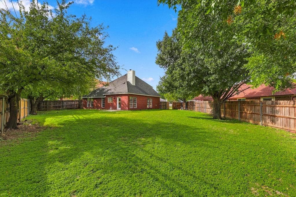 900 Blossomwood Court, Arlington, TX 76017