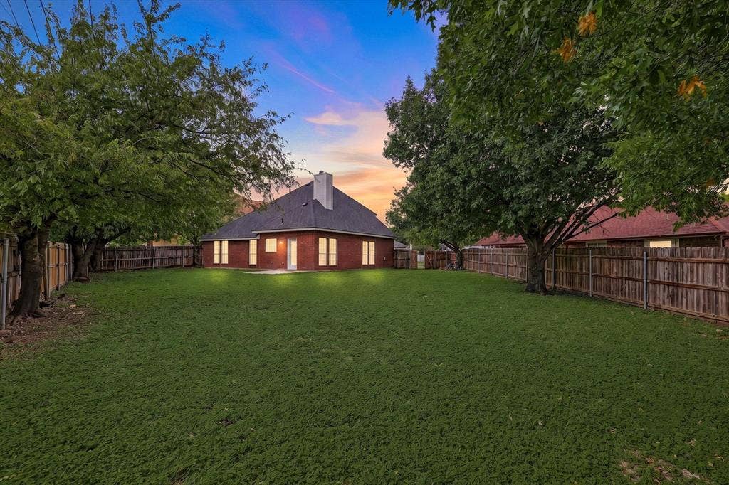 900 Blossomwood Court, Arlington, TX 76017