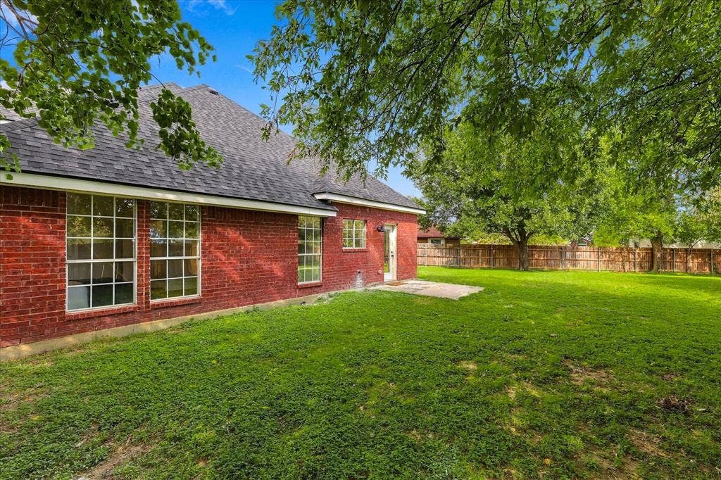 900 Blossomwood Court, Arlington, TX 76017