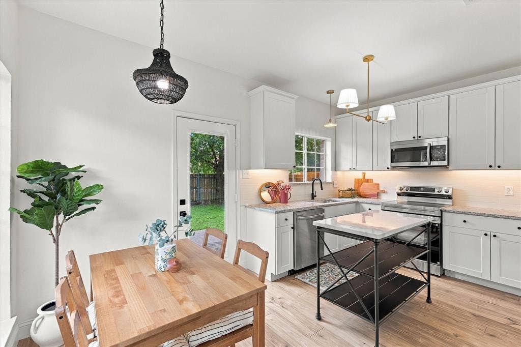 900 Blossomwood Court, Arlington, TX 76017