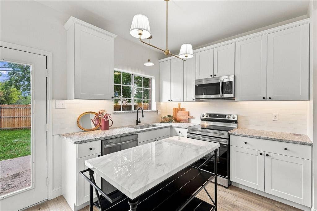 900 Blossomwood Court, Arlington, TX 76017