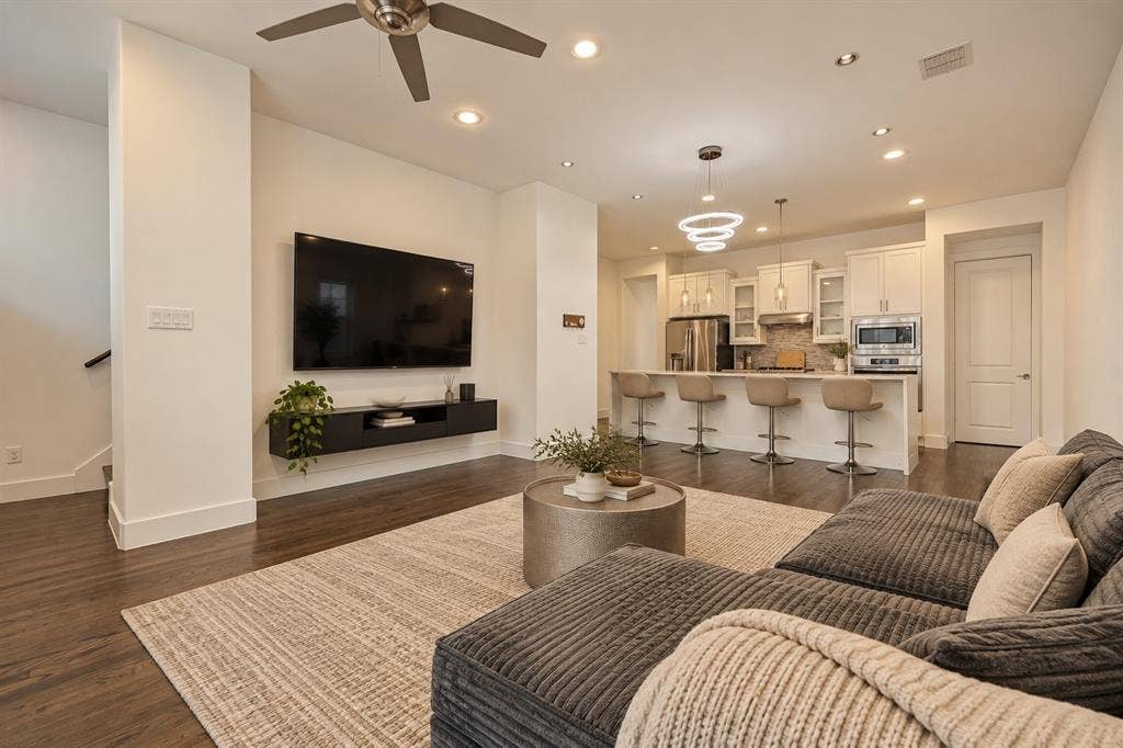 3017 Zenia Drive, Dallas, TX 75204 3017 Zenia Drive, Dallas, TX 75204