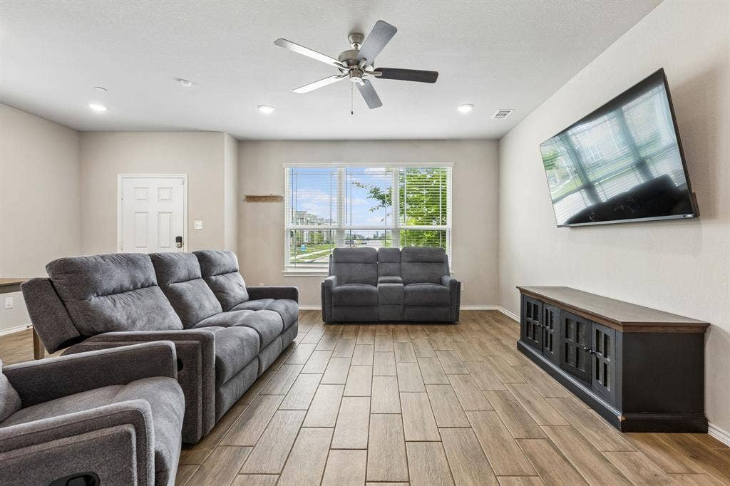 Nice bright living room
