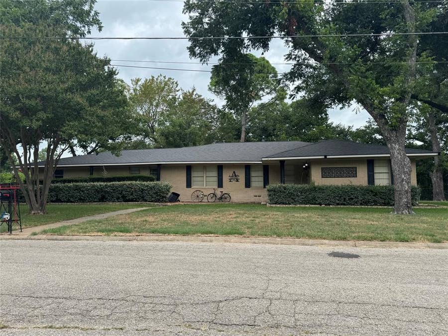 Property photo for 300 W 8th Street W, Kaufman, TX