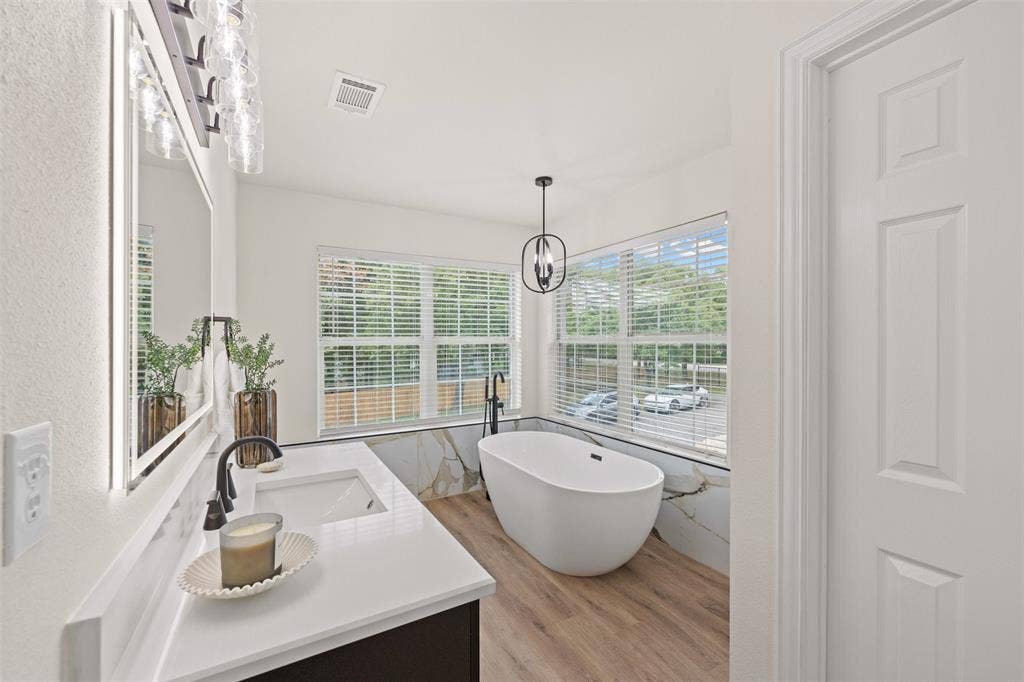 5860 Newt Patterson Road, Mansfield, TX 76063 Soak in tub