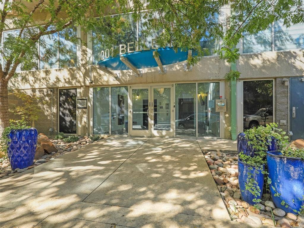 1001 Belleview Street, #307, Dallas, TX 75215 Building Entrance