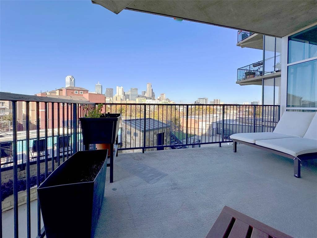 1001 Belleview Street, #307, Dallas, TX 75215 Large balcony with incredible Dallas views