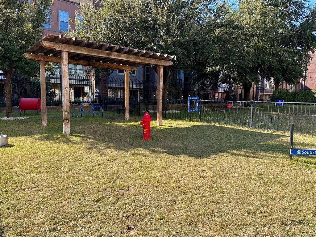 1001 Belleview Street, #307, Dallas, TX 75215 Dog park right next door