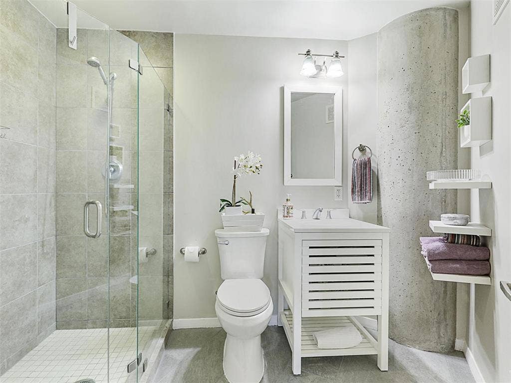 1001 Belleview Street, #307, Dallas, TX 75215 Full bath is located just off entry next to secondarybedroom