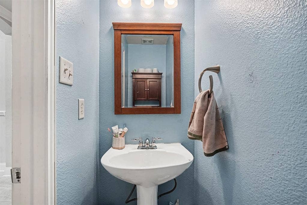 5004 Valleyside Drive, Fort Worth, TX 76123