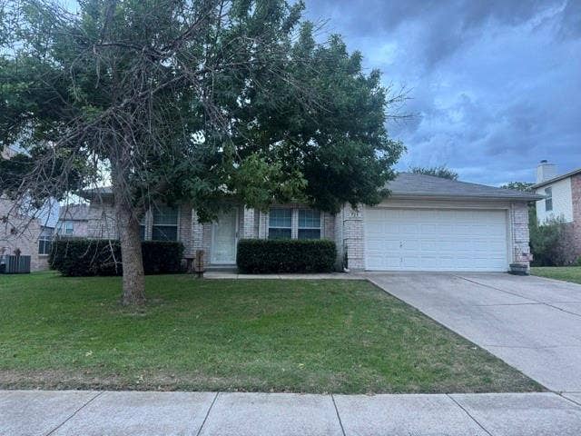 Property photo for 729 Raven Drive, Saginaw, TX