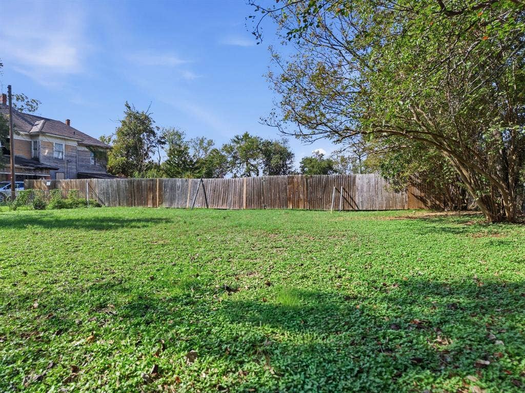1109 Alvarado Street, Cleburne, TX 76031
