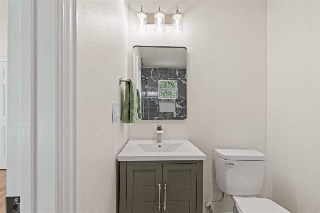 5860 Newt Patterson Road, Mansfield, TX 76063 Ensuite bathroom