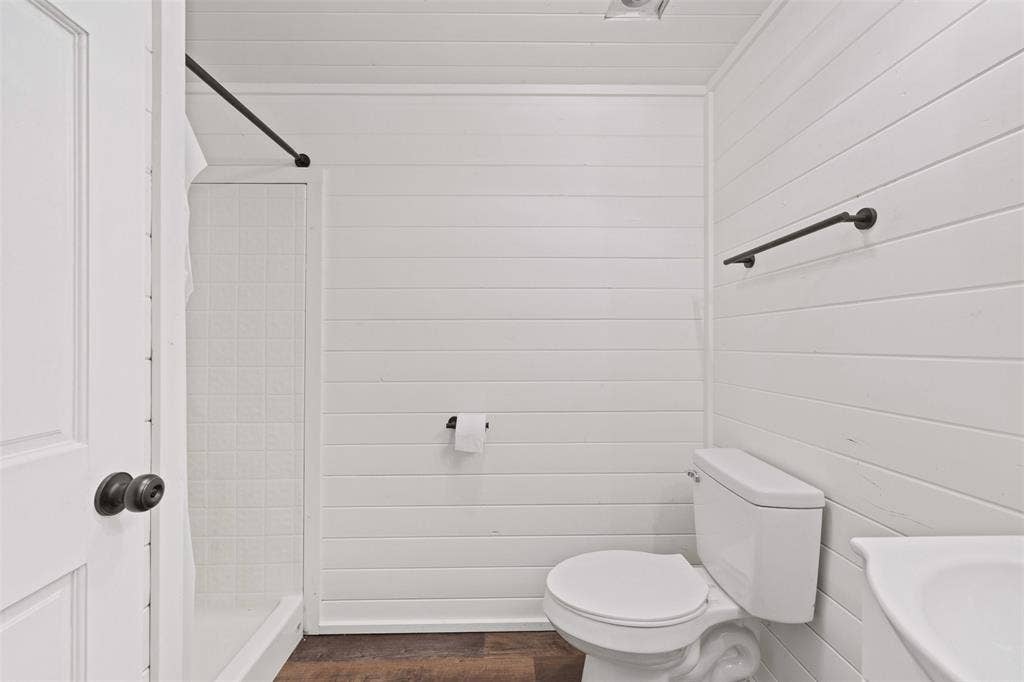 5860 Newt Patterson Road, Mansfield, TX 76063 Guest House bathroom