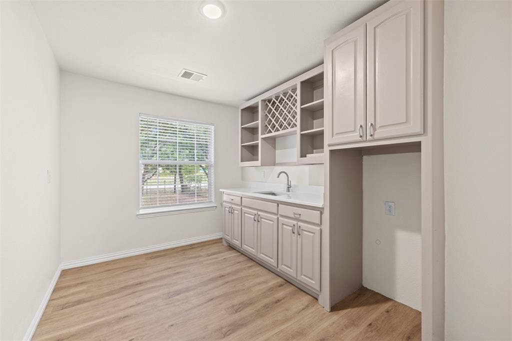 5860 Newt Patterson Road, Mansfield, TX 76063 Upstairs kitchenette
