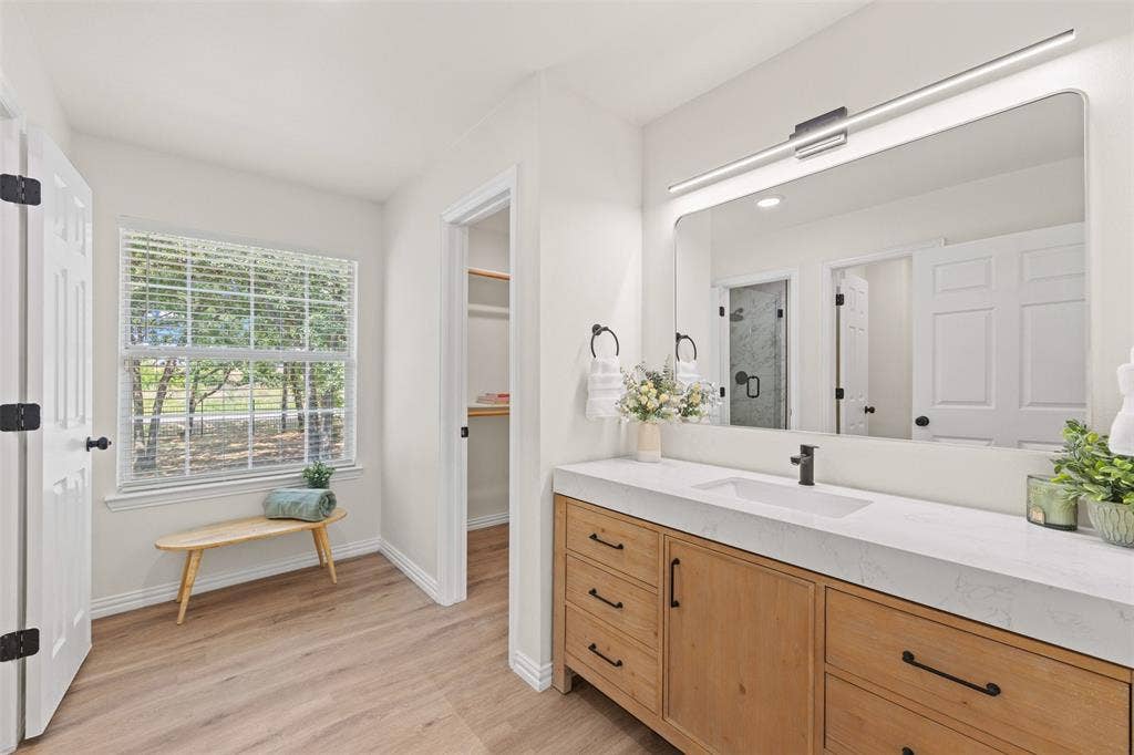 5860 Newt Patterson Road, Mansfield, TX 76063 Upstairs bathroom with additional walk in closet for storage